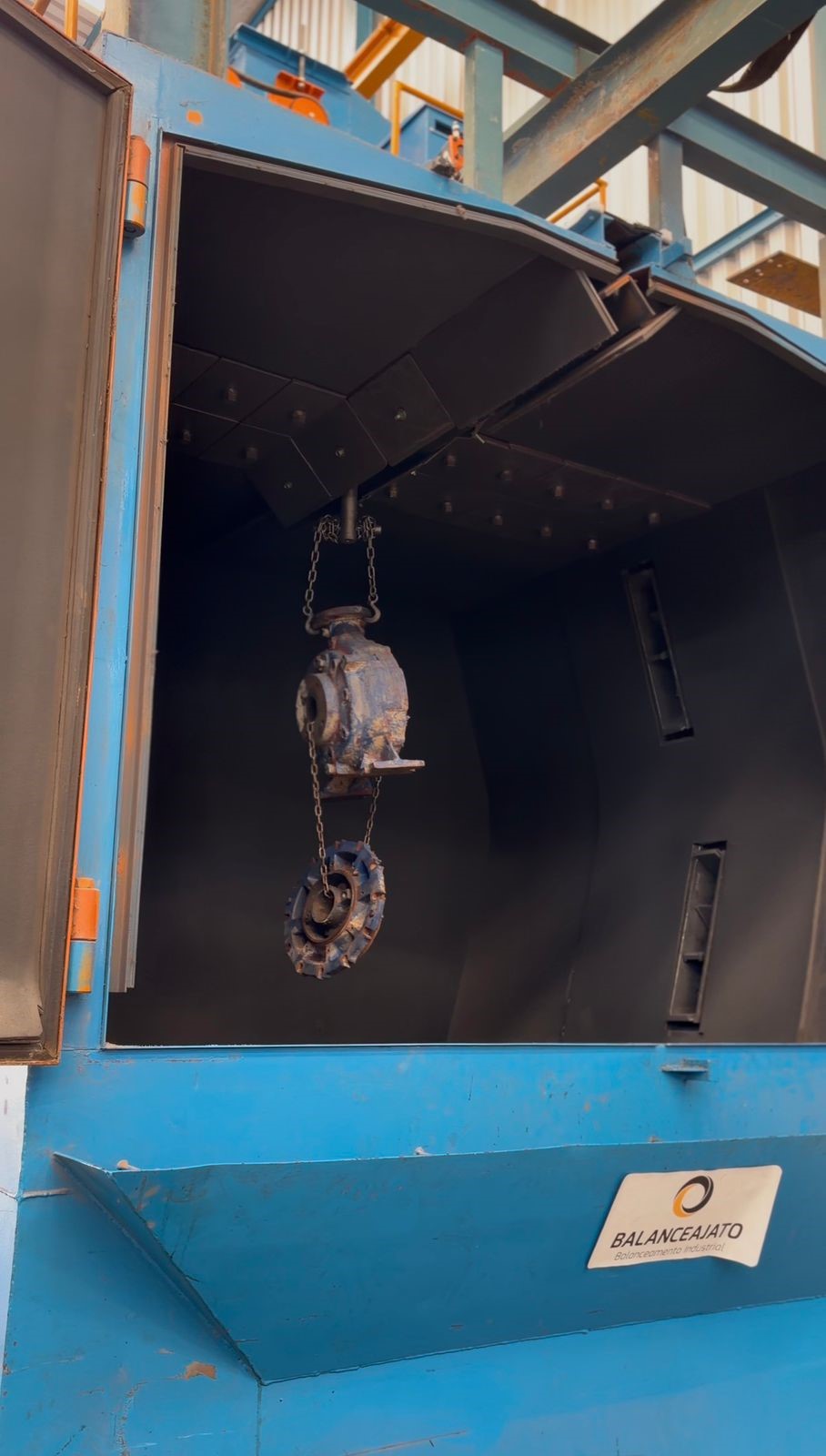 Jateamento Automático de Peças Industriais